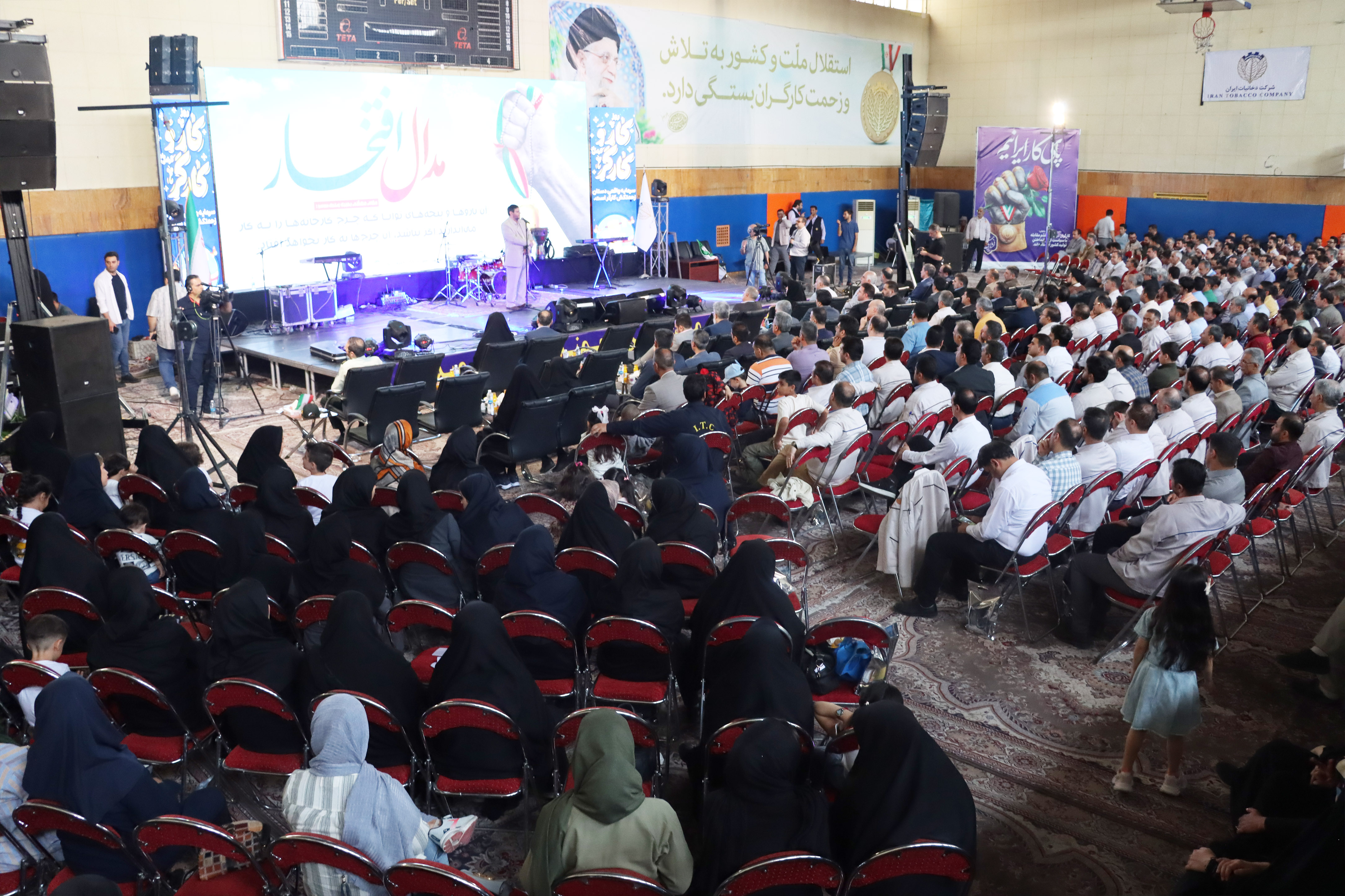 برگزاری جشن روز کارگر در شرکت دخانیات؛ خبر خوش مدیرعامل و تجلیل از کارگران نمونه