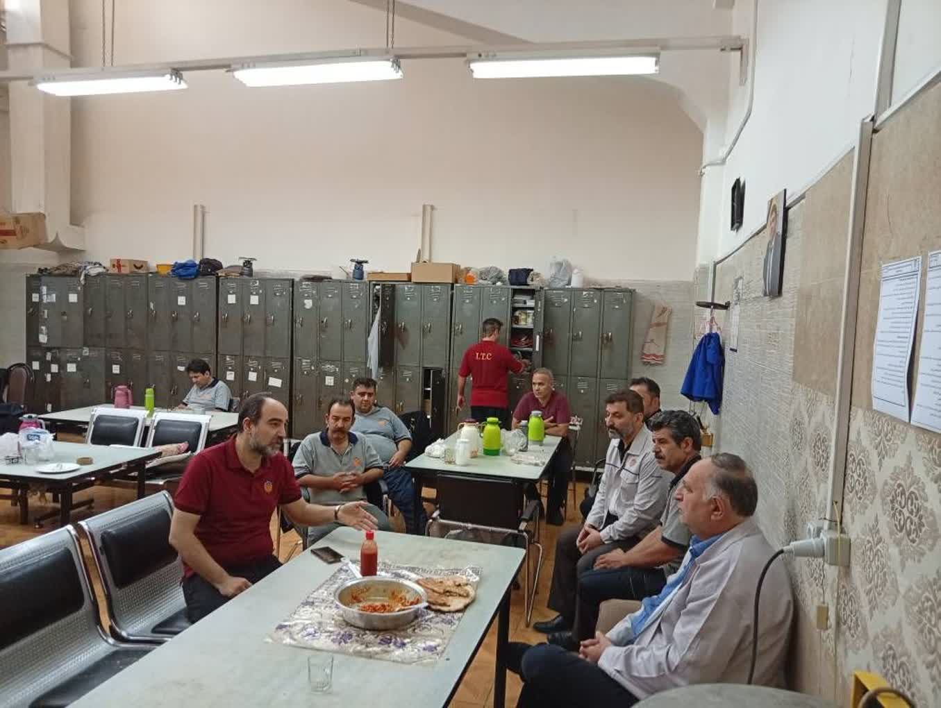 دیدار صمیمانه مدیرعامل شرکت دخانیات ایران با کارگران خط تولید